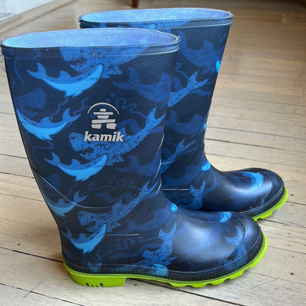 Kamik Stomp Rainboots NWOT- Sharks- Big Kid 5